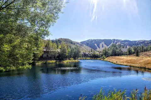 Location of Deer Lake Village relative to Deer Valley Resort in Park City Utah