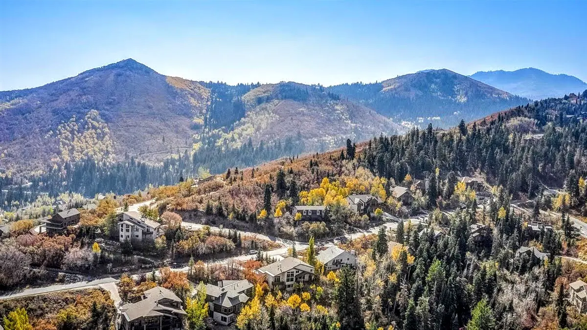 Hillside homes in Pinebrook Park City Utah with wooded terrain, residential streets, and mountain surroundings